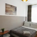 Clicktheflat Three Crosses Square Хостел