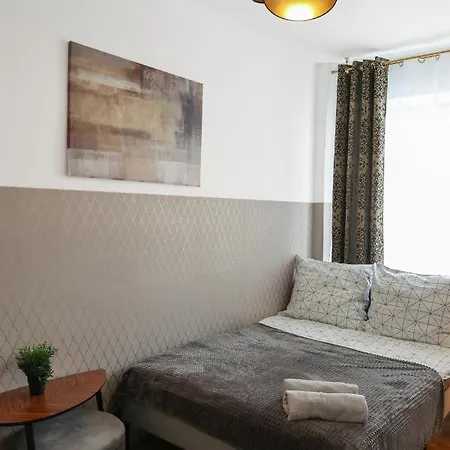 Clicktheflat Three Crosses Square Hostel