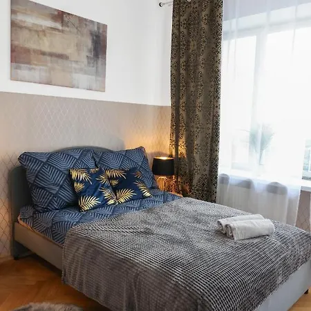 Clicktheflat Three Crosses Square Hostel Varsó