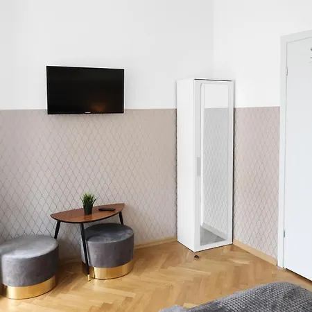 Хостел Clicktheflat Three Crosses Square *