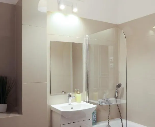 Clicktheflat Three Crosses Square Hostel